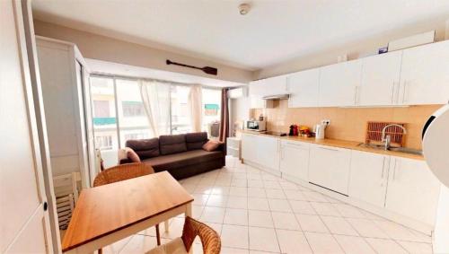 une cuisine et un salon avec un canapé et une table dans l'établissement Super studio in the heart of Nice!, à Nice