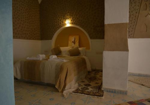 een slaapkamer met een bed in een kamer bij Casa laman in Merzouga