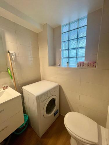 une salle de bain avec machine à laver et toilettes dans l'établissement Super studio in the heart of Nice!, à Nice