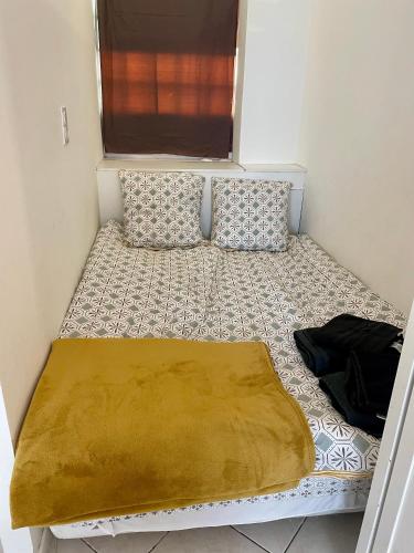 - un petit lit dans une petite pièce dans l'établissement Super studio in the heart of Nice!, à Nice