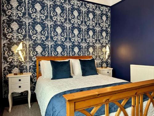 1 dormitorio con cama y papel pintado en blanco y negro en Birkdale Retreat en Southport