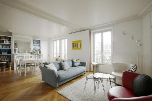 un soggiorno con divano e tavolo di Spacious apartment with 3 bedrooms - Tour Eiffel a Parigi