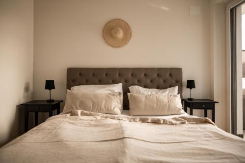 um quarto com uma cama grande e duas mesas de cabeceira em Chalet Goyen em Schenna