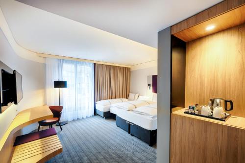 ハイルブロンにあるPremier Inn Heilbronn City Centreのベッドと机があるホテルの部屋