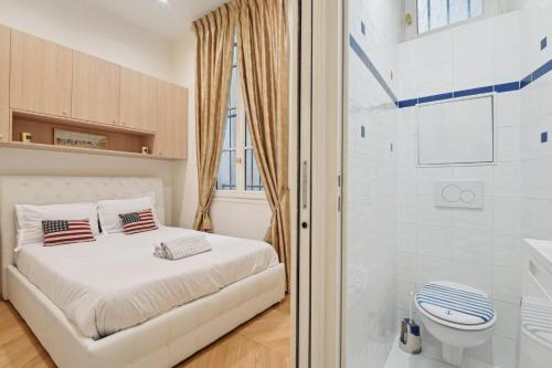 a small bedroom with a bed and a shower at Le Luxe à la Française in Paris