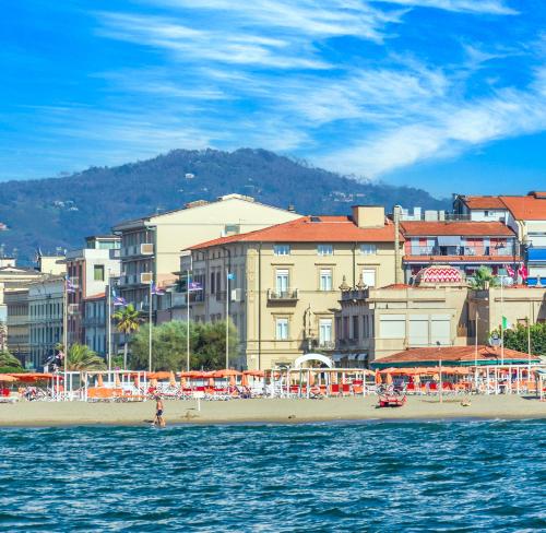 vista su una spiaggia con edifici e acqua di Hotel La Pace a Viareggio