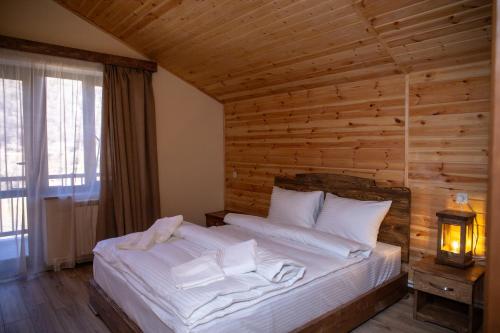 Una cama o camas en una habitación de Jean Chardin Dilijan