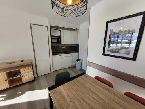 un salon avec une table et une cuisine dans l'établissement Appartement 2 pièces à Avoriaz, proche ski, WiFi - FR-1-314-147, à Morzine