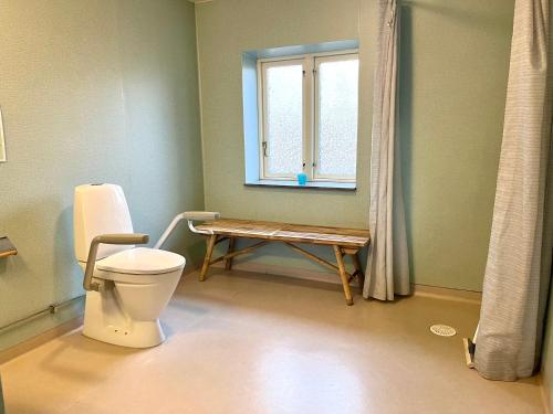 ein Bad mit einem WC und einem Tisch in der Unterkunft Orehus - Country side cottage with garden in Sjöbo