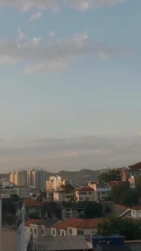uma vista para uma cidade com edifícios em Olympios House no Rio de Janeiro