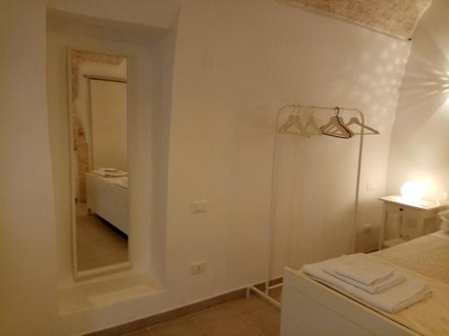 een badkamer met een spiegel en een wastafel bij Studio Flat in White City in Ostuni