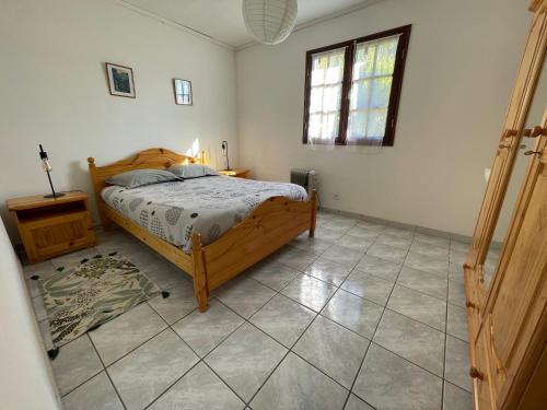 ラ・プレンヌ・デ・パルミストにあるLa Kaz Goyavierのベッドルーム1室(木製ベッド1台、窓付)