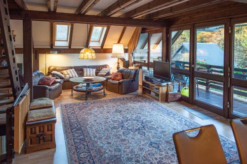 a living room with a couch and a tv at Ferienhaus Geißler Meran in Molberting