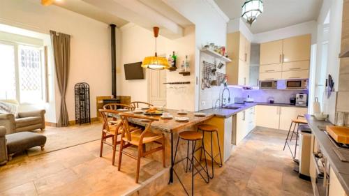 Nomadara - Boutique B&B في كوين: مطبخ مع طاولة وكراسي في الغرفة