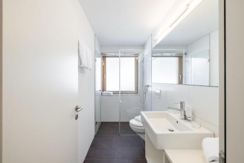 セントにあるSaglina 22 - Nr. 1の白いバスルーム(洗面台、トイレ付)
