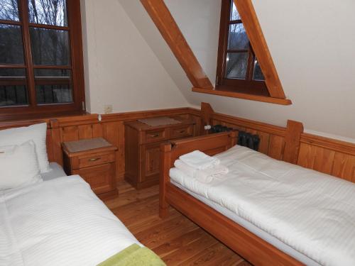 1 dormitorio con 2 camas y 2 ventanas en Willa pod Lipami Jagniątków en Jelenia Góra-Jagniątków