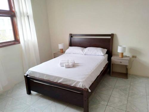 een slaapkamer met een bed met twee handdoeken erop bij Casa Playa Los Marinos in Puerto Baquerizo Moreno