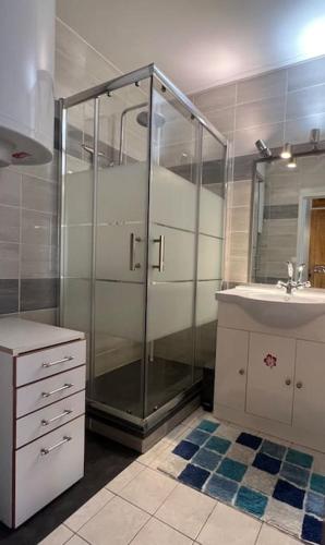 une salle de bain avec douche et lavabo dans l'établissement Appartement à deux pas de la mer, à Pléneuf-Val-André