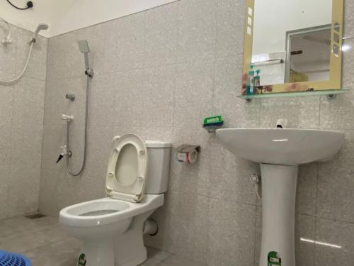 a bathroom with a toilet and a sink at KANDULA - Infrant Of the National Park - in Udawalawe