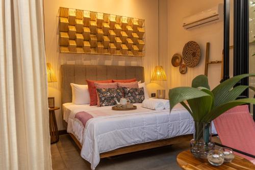 Un dormitorio con una cama y una bandeja. en Exôtico Beach & Rooms, en Puerto Viejo