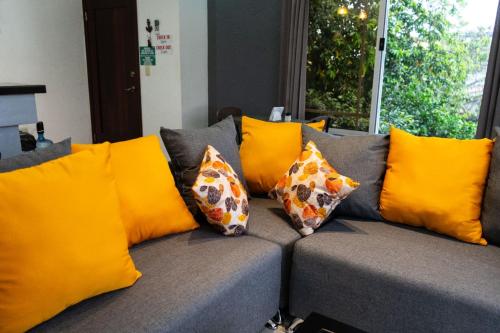un montón de almohadas sentadas en un sofá en HK Loft Apartment Studio, en La Ceiba