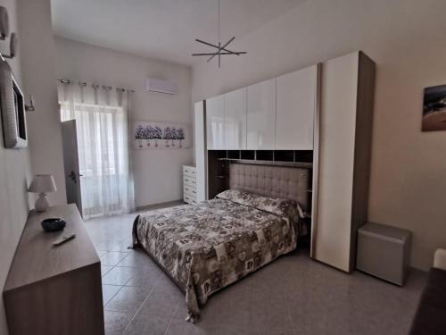 1 dormitorio con 1 cama, vestidor y escritorio en La Pescheria Casa Vacanze, en Gaeta