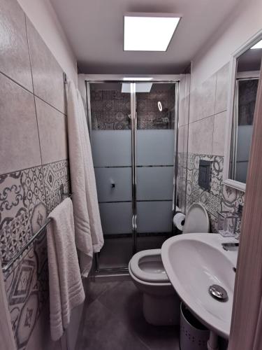 bagno con servizi igienici e lavandino di La Pescheria Casa Vacanze a Gaeta