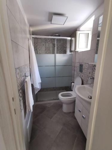 a bathroom with a toilet and a shower and a sink at La Pescheria Casa Vacanze in Gaeta