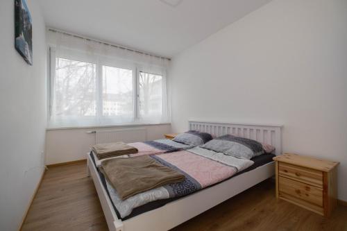 a bedroom with a bed and a window at BÄRNAppartements in Barnbach