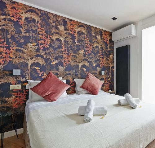 um quarto com uma cama grande e papel de parede floral em Hotel Les Ecrins em Bruxelas