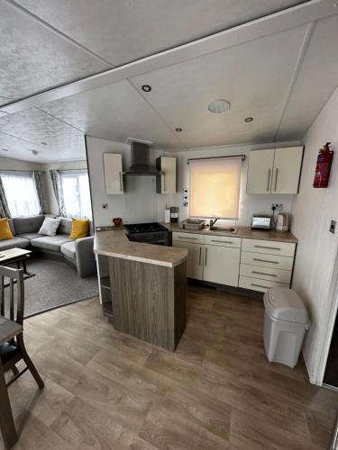a kitchen and living room in a house at Lovely caravan at Martello Beach Holiday Park Sv14 in Jaywick Sands