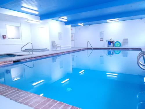 a swimming pool with blue water in a room at Quality Inn & Suites Wilsonville in Wilsonville