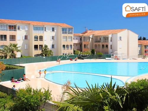 une grande piscine devant certains bâtiments dans l'établissement Soleil de Fréjus au Lagonbleu, à Fréjus