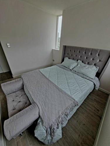 a bedroom with a large bed in a room at departamento reñaca in Viña del Mar