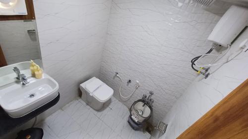 Un baño de Hotel The Grand Jashi Residency