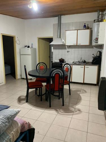 cocina con mesa y sillas en una habitación en departamento en san rafael mendoza en San Rafael