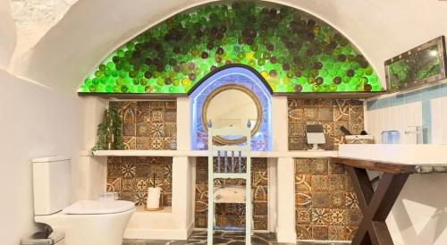 科因的住宿－Nomadara - Boutique B&B，一间带卫生间的浴室和绿色瓷砖墙