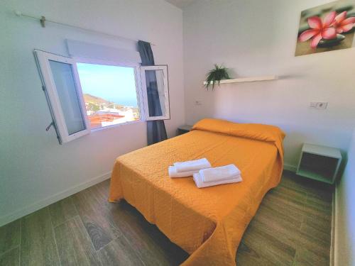 ein Schlafzimmer mit einem Bett mit zwei Handtüchern darauf in der Unterkunft Vivienda El Viajero in Valverde