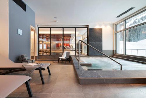 uma casa com piscina no meio de um quarto em Hôtel Alhena em Flaine