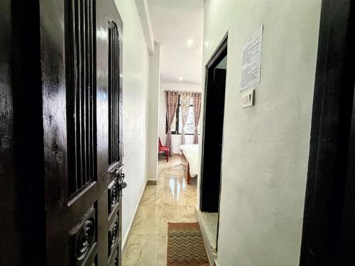 einen Flur mit Tür zu einem Zimmer mit einem Zimmer in der Unterkunft Tulsi Homestay in Munsyari