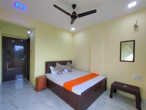 um quarto com uma cama e uma ventoinha de tecto em Vividora em Nagpur