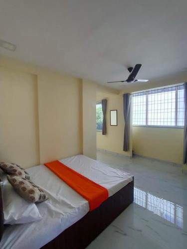 Cama grande en habitación con techo en Vividora, en Nagpur