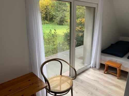 Zimmer mit einem Stuhl, einem Fenster und einem Bett in der Unterkunft Chata u Lucky in Liptovský Mikuláš