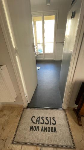 a room with a sign that says cassein mom armour on the floor at Exceptionnel, 5' du village de cassis, vue féerique, piscine, parking in Cassis