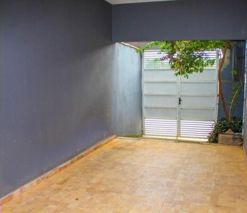 an empty room with a garage with a large door at Casa Da Cléo Carrancas in Carrancas