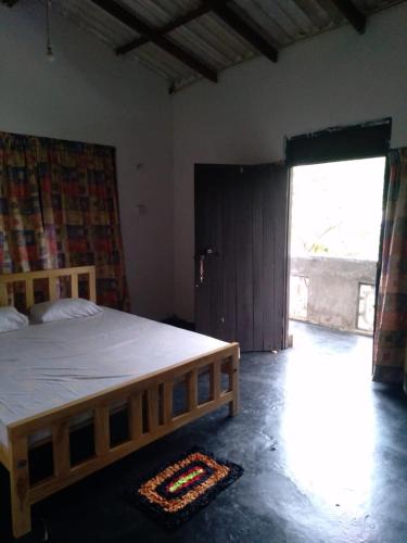 - une chambre avec un lit en bois et une grande fenêtre dans l'établissement SENN Homestay, à Polonnâruvâ