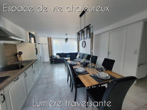 eine Küche und ein Esszimmer mit einem Tisch und Stühlen in der Unterkunft [Aucun supplément] L'Harmonie - 15 min de Beauval in Meusnes