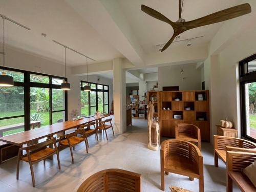 a dining room with a large wooden table and chairs at 飲山風民宿 in Jian