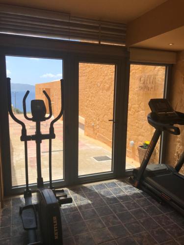 Beachfront Ravdoucha Epavlis Eleni Villa - Pool, Hot Tub, Gym, Sauna, Private Parking, WiFi
