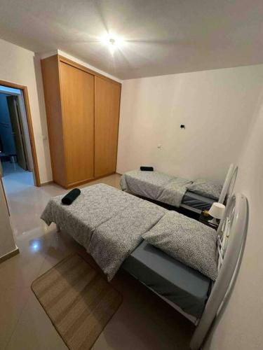1 Schlafzimmer mit 2 Betten in einem Zimmer in der Unterkunft Appartement cosy et spacieux in Praia